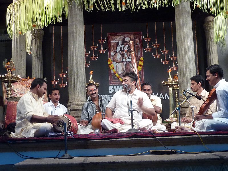 2011Jan06KuthiraMalikaSanjaySubramanyanSwathiSangeethotsavam2011 029.jpg - Sanjay Sunbrahmanaym with S.R.Vinu (violin), Nanjil Arul (mridangam),        Uduppi Srikant (Kanjira), Manjoor Unnikrishnan (Ghatam) & Kottayam       Murali (Morsing)